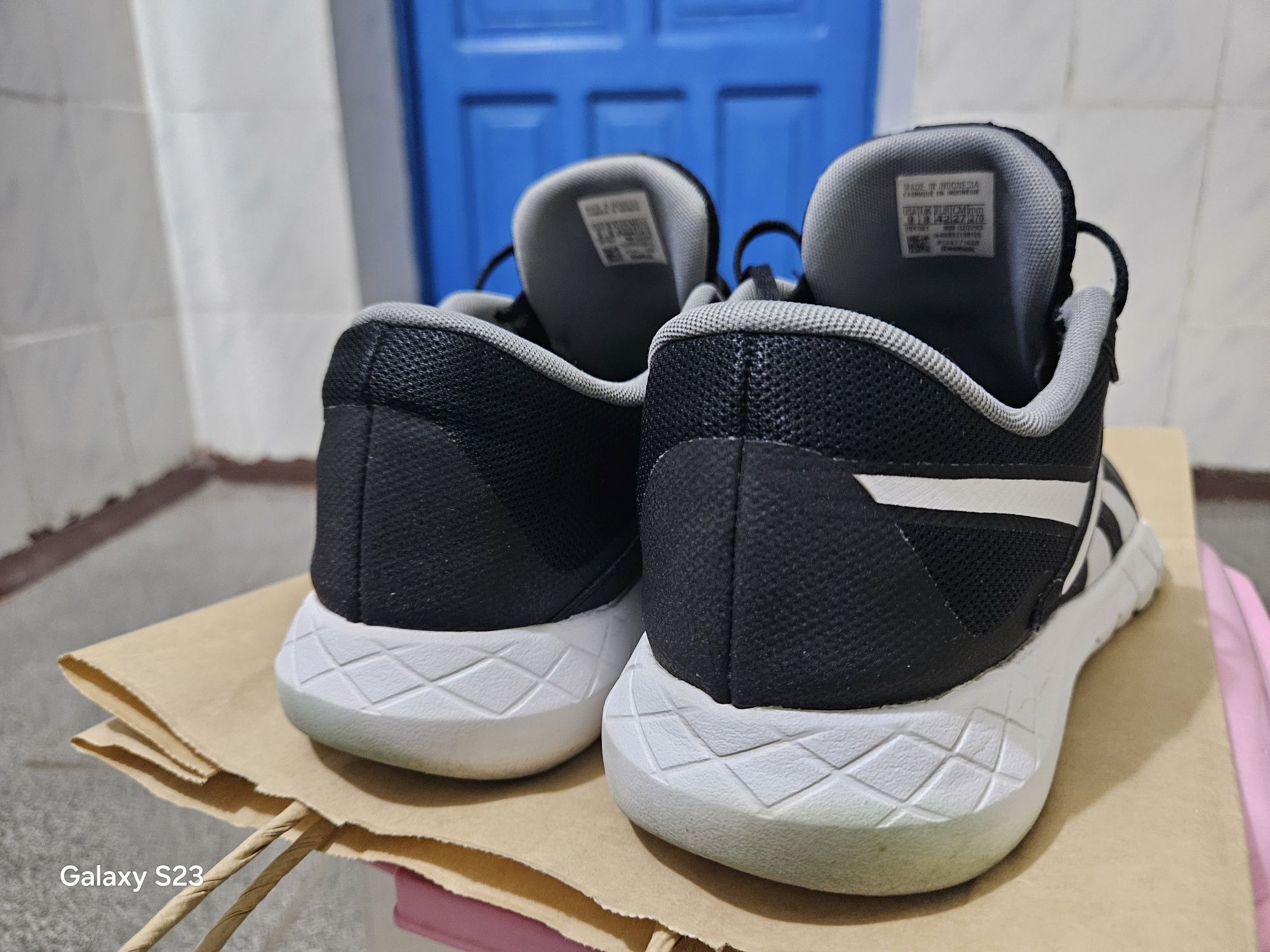 крософка марки Reebok
