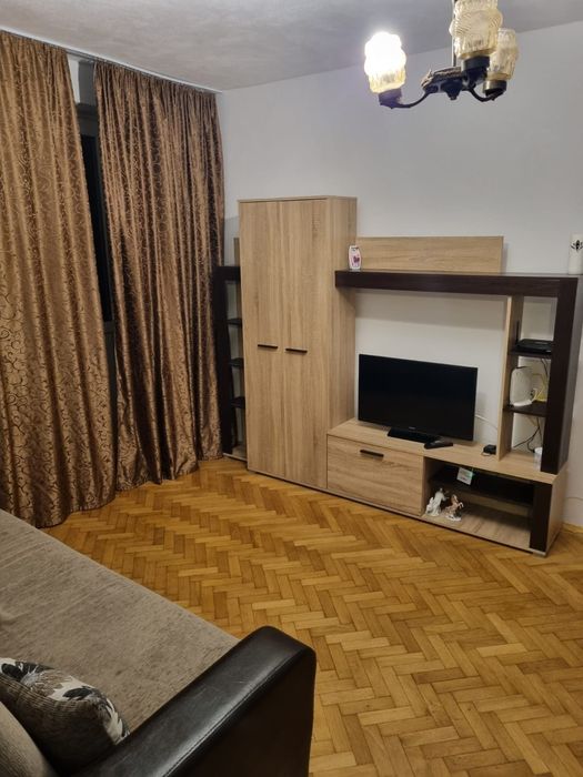 Închiriez apartament cu 2 camere