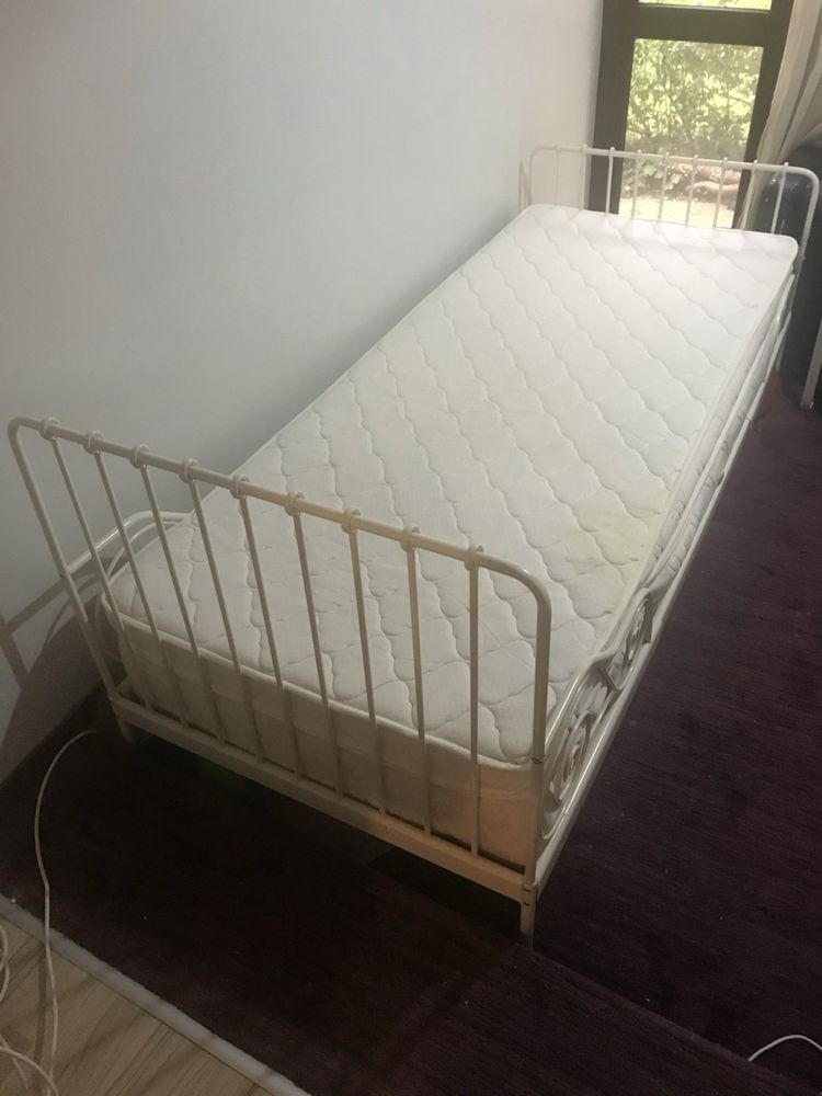 Продавам  еденично легло  запазено с матрак