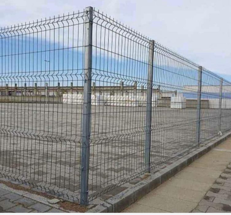 Gard metalic din plasă, în nuanțe de gri și negru, ideal pentru amenaj