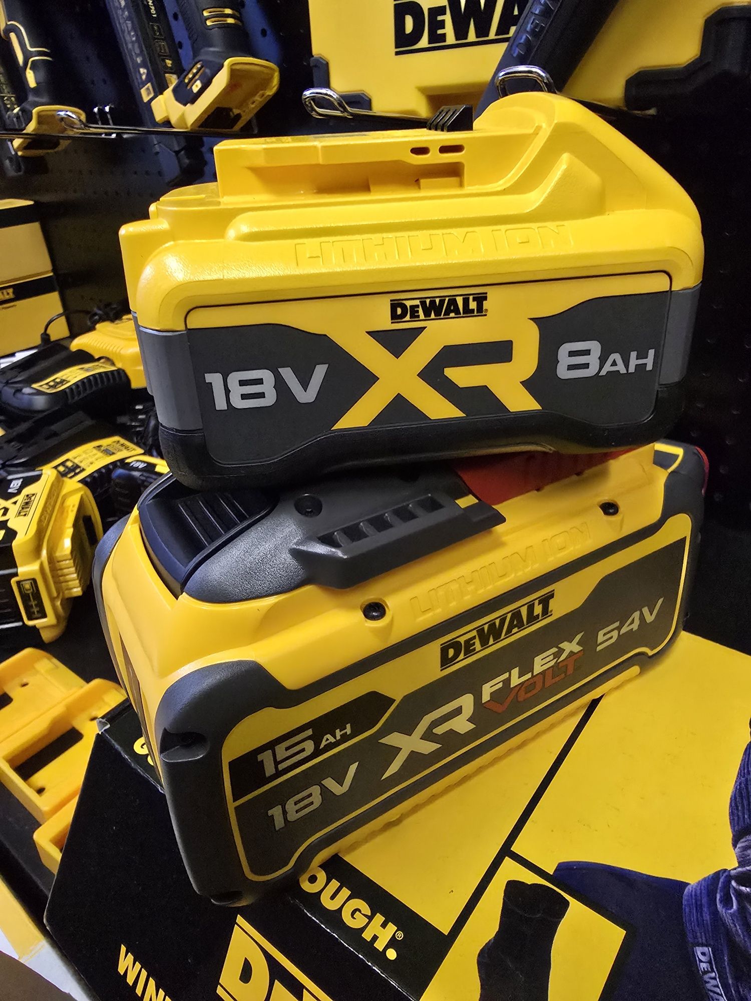 НОВАТА Акумулаторна батерия DeWALT DCB1880-XJ 18 V 8 Ah