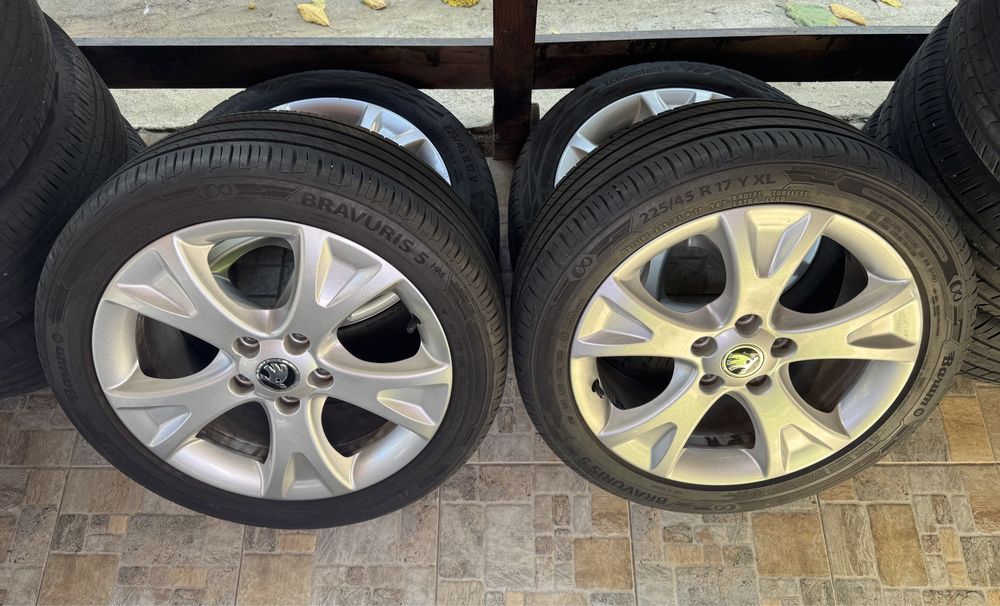 Jante R17 Originale Skoda Anvelope 225/45 Foarte bune