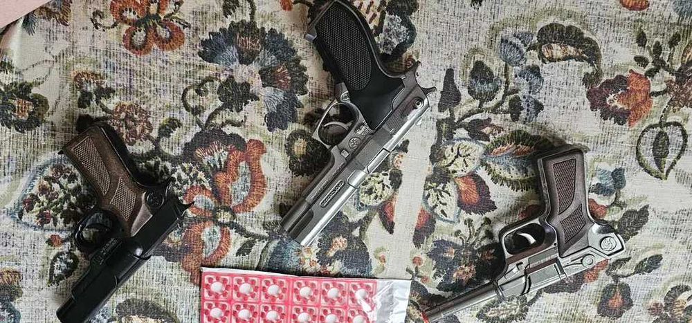 pistol de jucarie foarte realistic cu capse