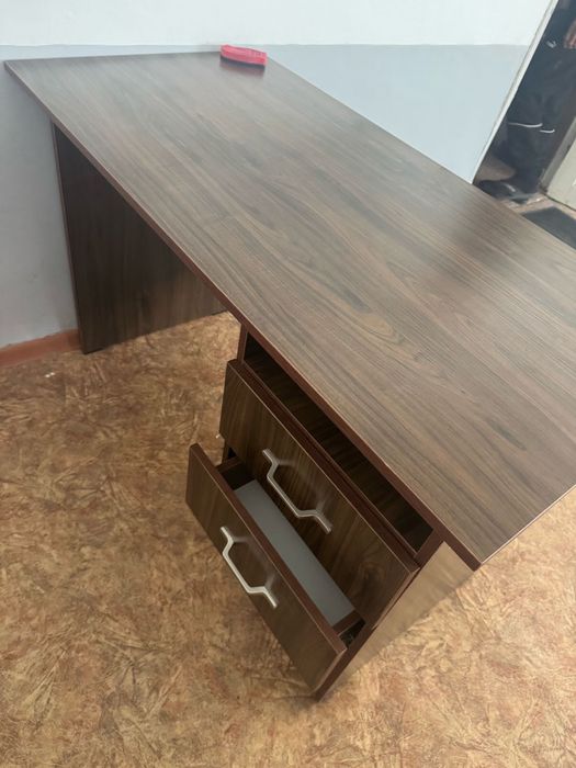 Офисный стол 1 шт и кресло