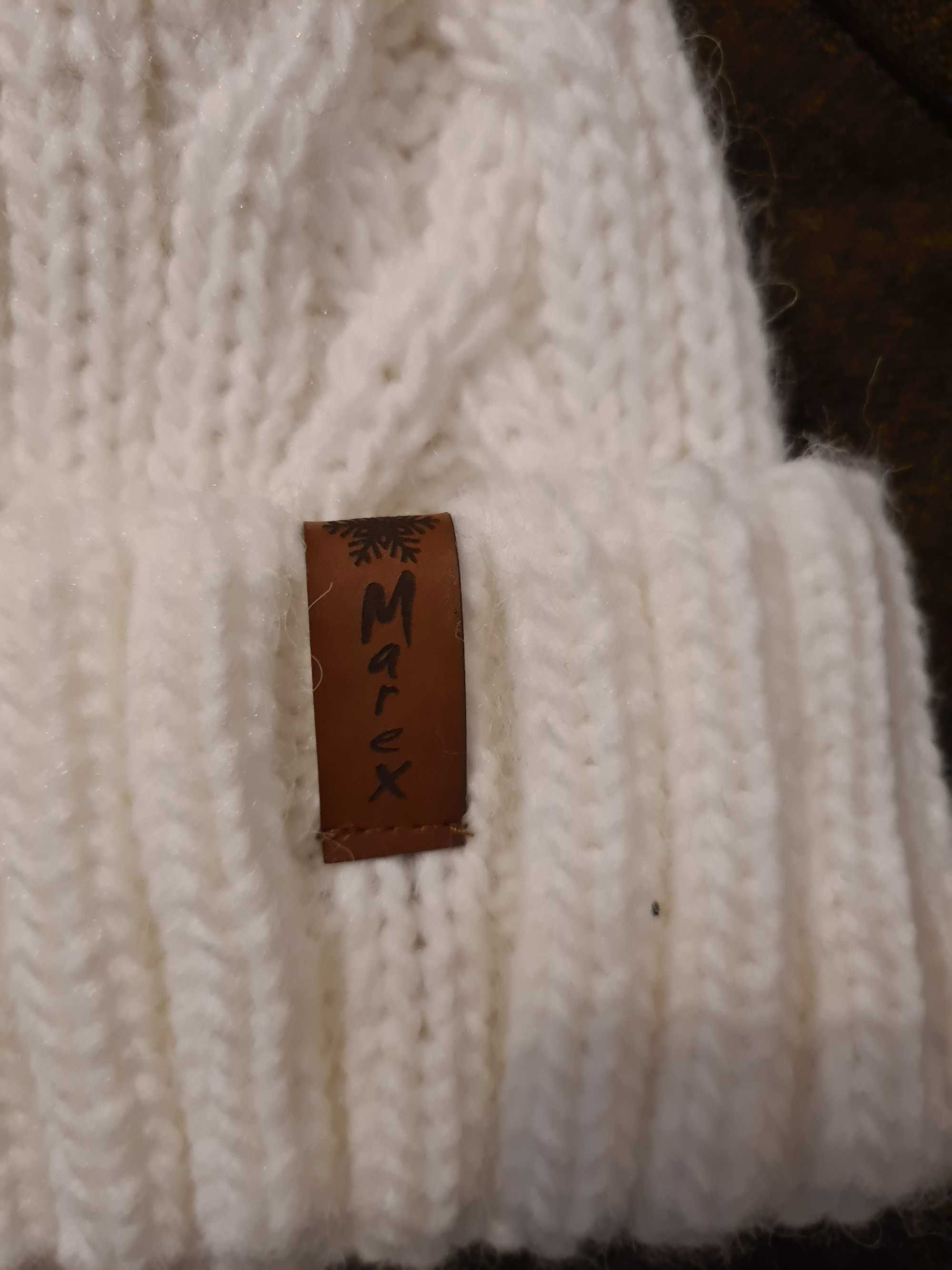 Топличка и мека зимна шапка с естествен помпон