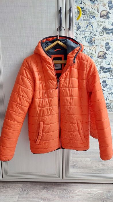 Продается куртка на мальчика весна-осень, размер 152-158.