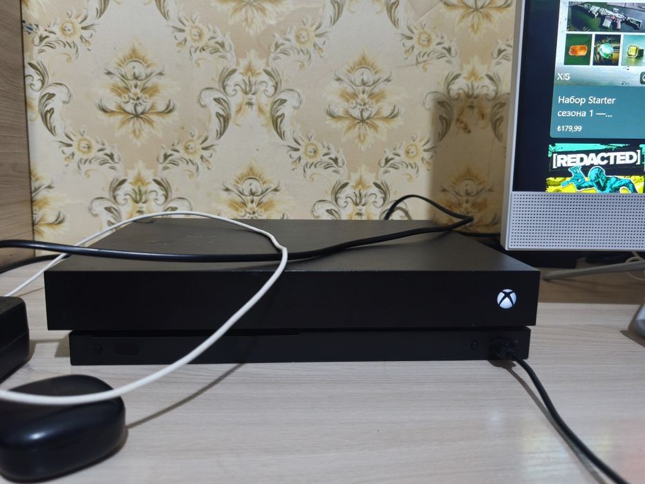 Xbox one X 1T много игр и геймпад