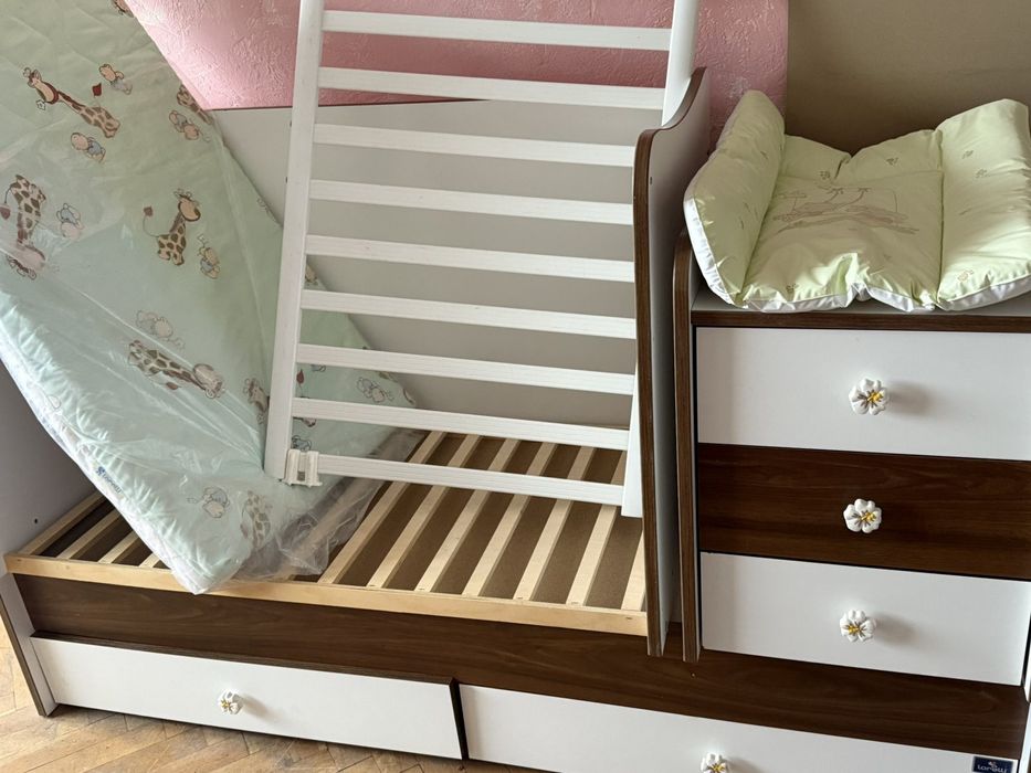 Детско легло 3 в 1 със матрак и подложка за сменяне на пелени.