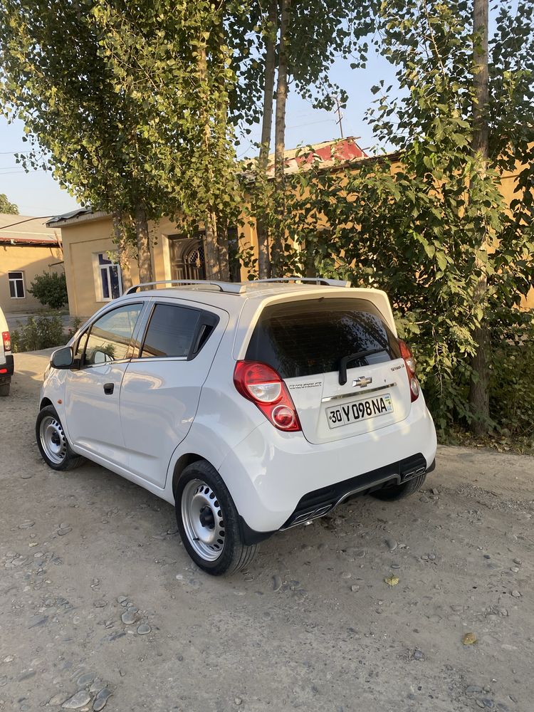 Srochni naqt pulga sotiladi