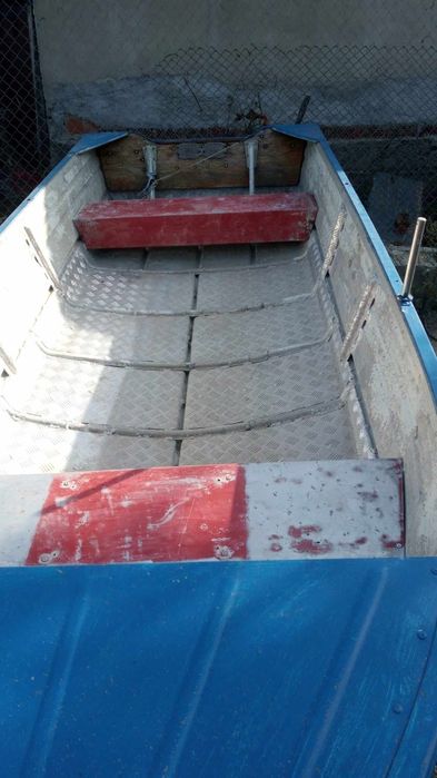 Продавам алуминиева лодка размер дълж 3.80 шир 1.40 цена2300 лв