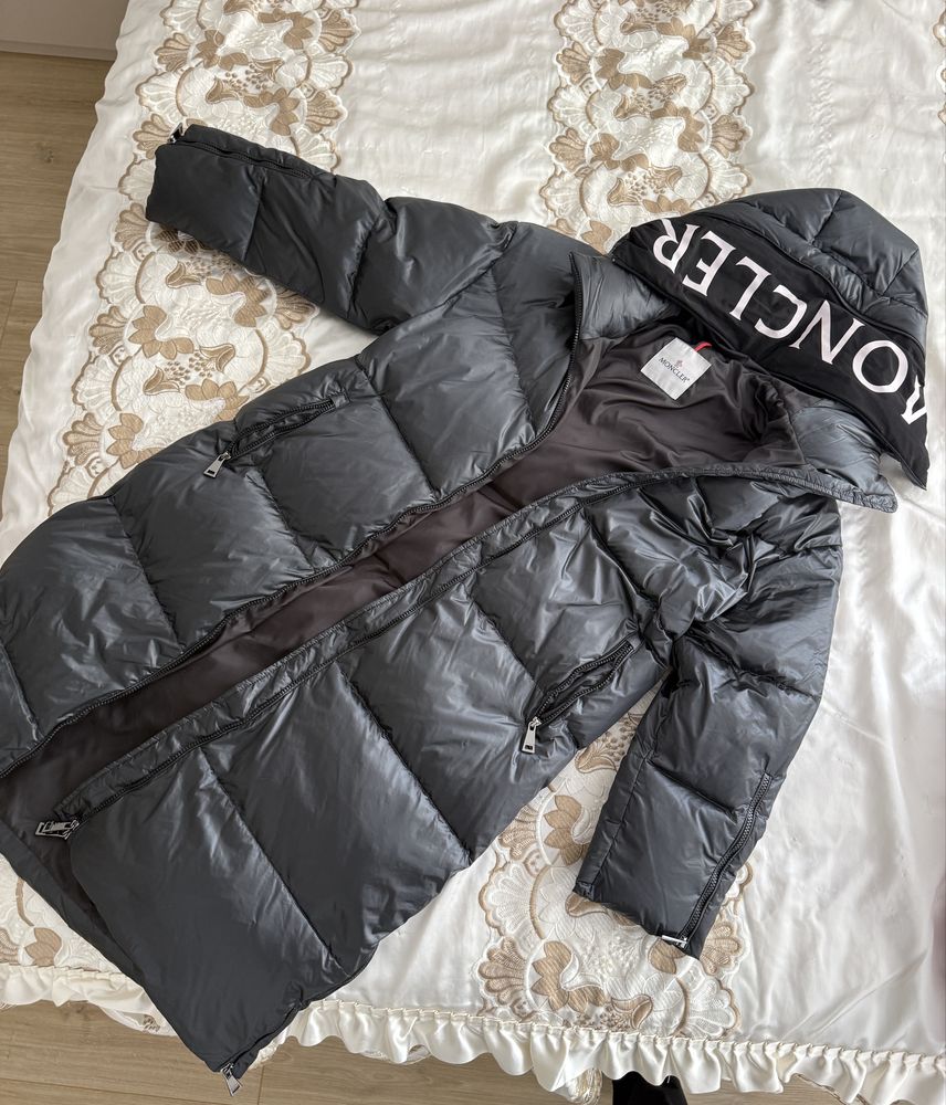 Чисто ново дълго черно Монклер яке
