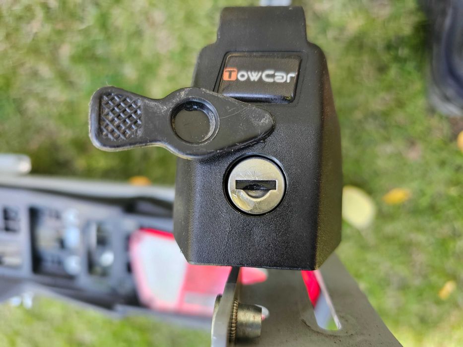 Suport schiuri cu prindere pe carligul de remorcare Aleo