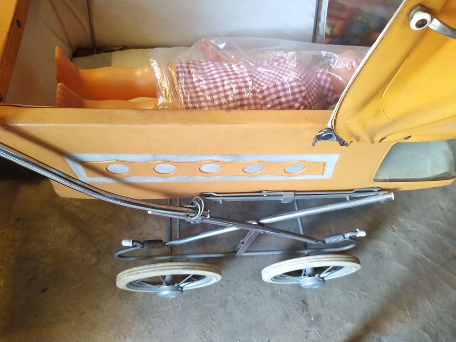 Стари детски кукли и стара детска количка за кукли