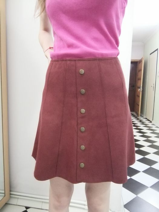 Червена пола с копчета