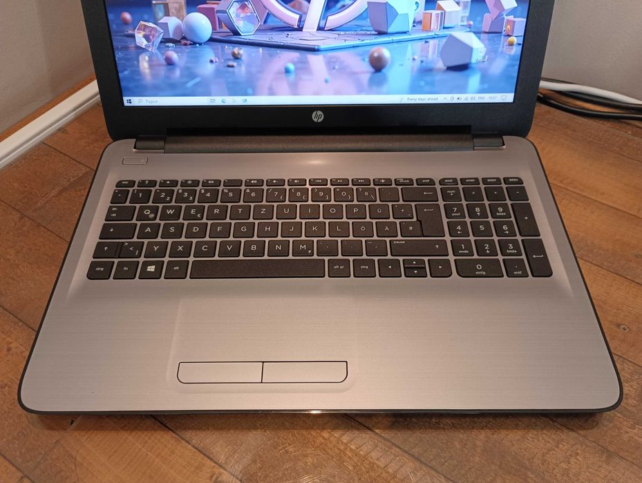 Лаптоп HP 15-ay089nb - i3 6006U  / 15,6"