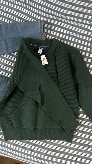 Blugi cargo si pulover, 5 ani