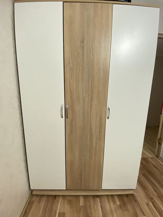 Продается мебель б/у , шкаф трехстворчатый и детский стол