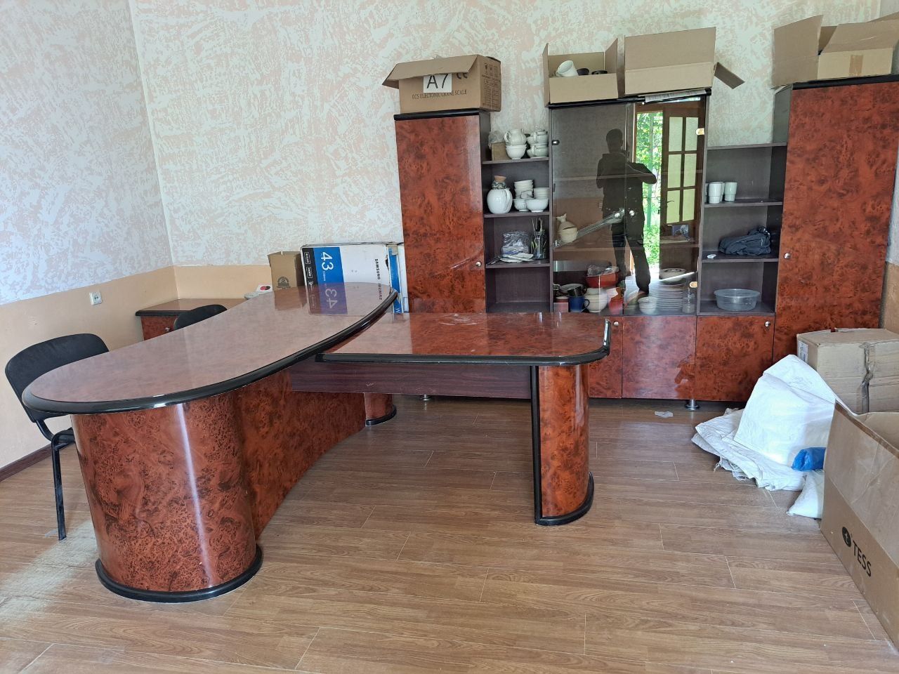 Продаётся срочно офисная мебель