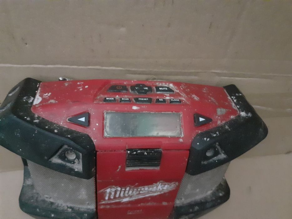 Radio Șantier Milwaukee C12 JSR Doar Corp cu Mic Defect