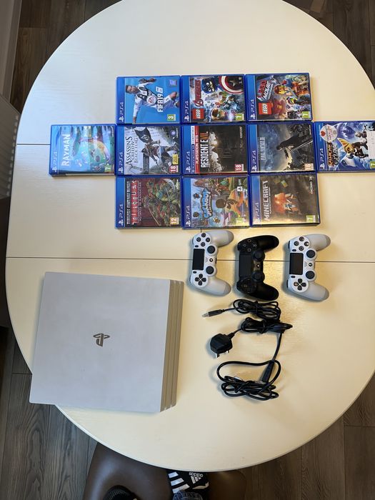 OFERTA PROMOTIONALA! PS4 Pro 1TB + 3 controllere + jocuri!