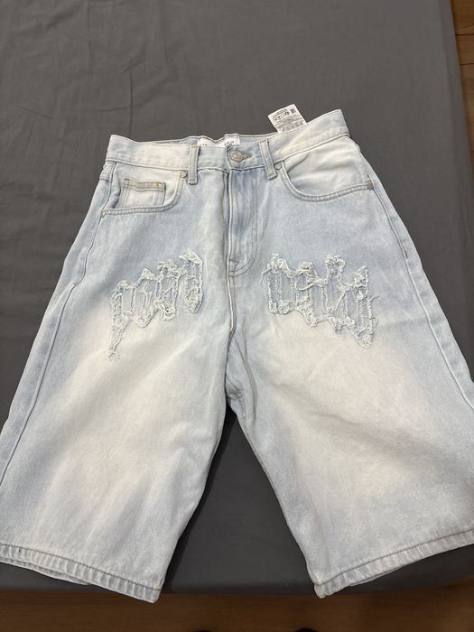 Blugi scurti cu model pe fata