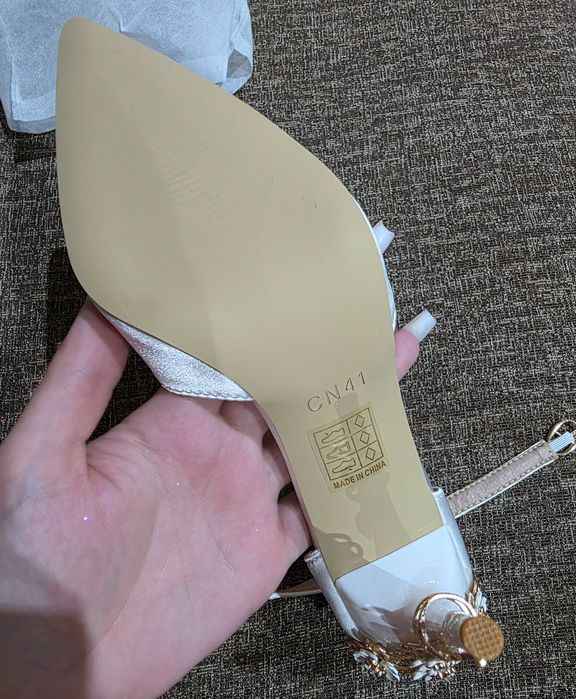 Pantofi de mireasa albi