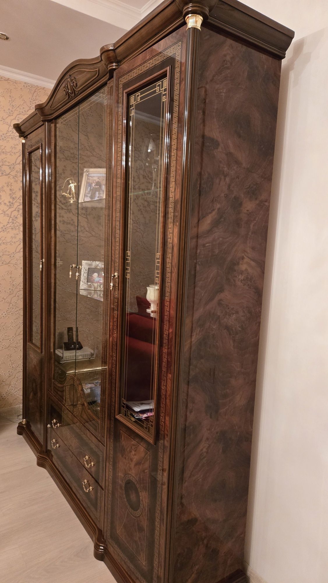 Продам Сервант со столом