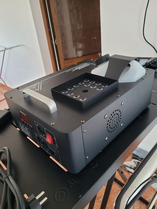 Set 2 masini de fum vertical 1500W cu 24 leduri RGB formatii dj eveni