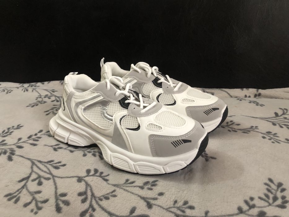 Кроссовки абсолютно новые  42 размер