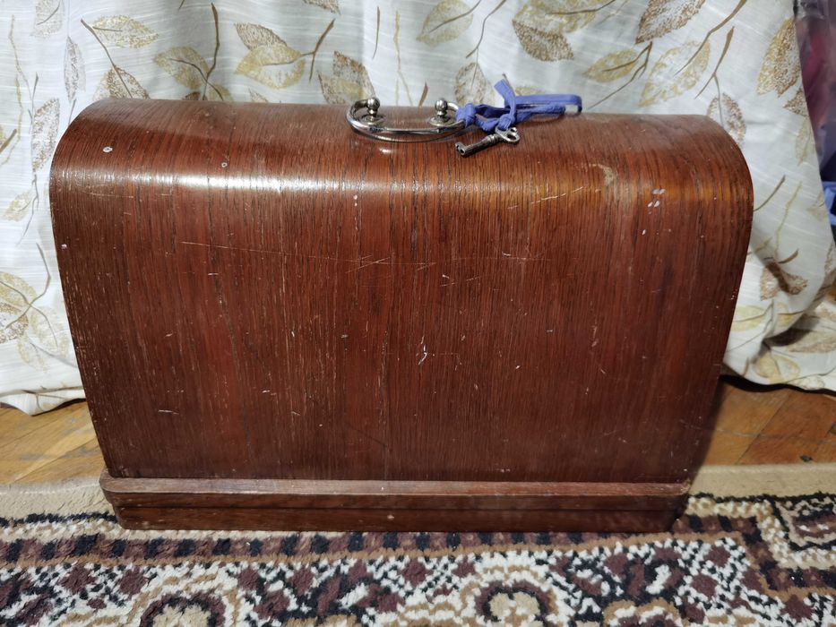 Антикварна шевна машина VESTA с оригинален дървен капак