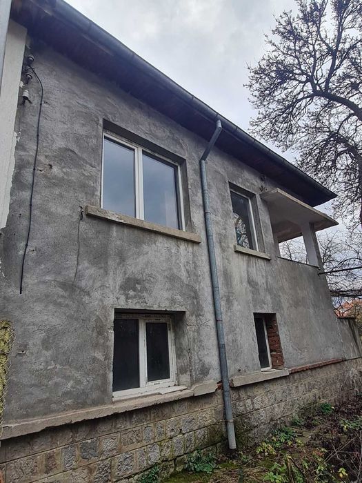 Продавам етаж от къща в Кюстендил Център