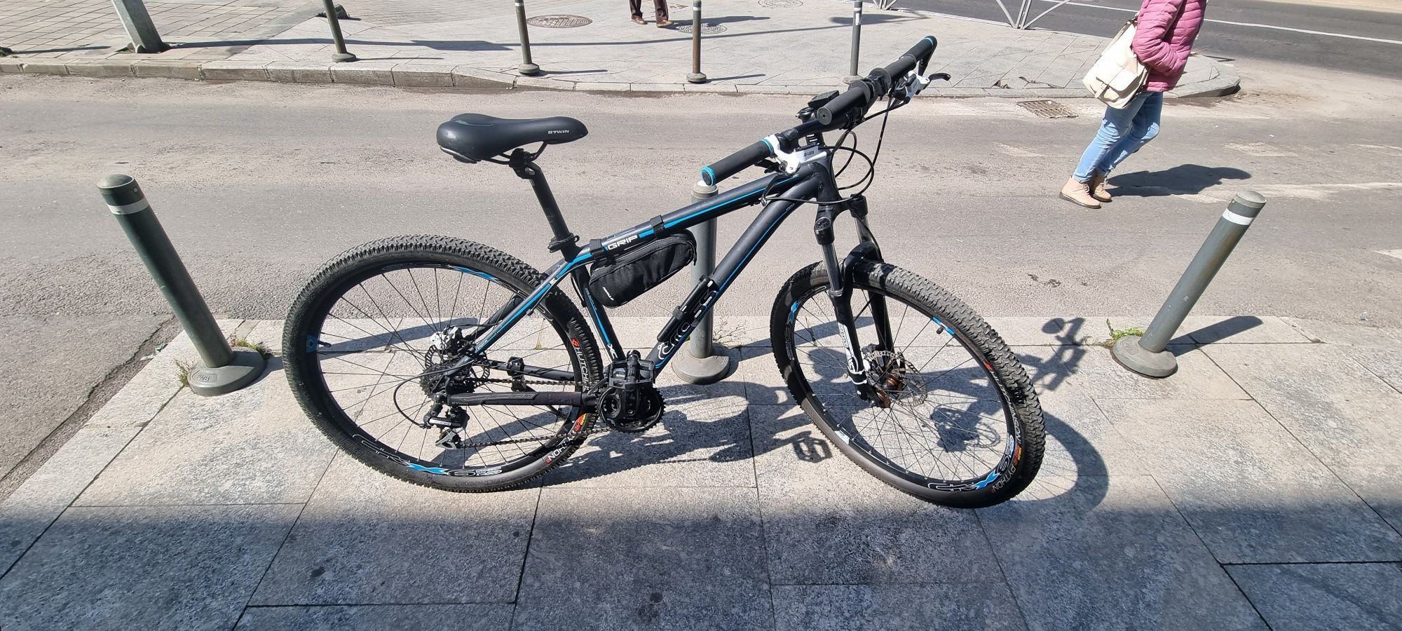 Vând bicicleta CROSS 29"