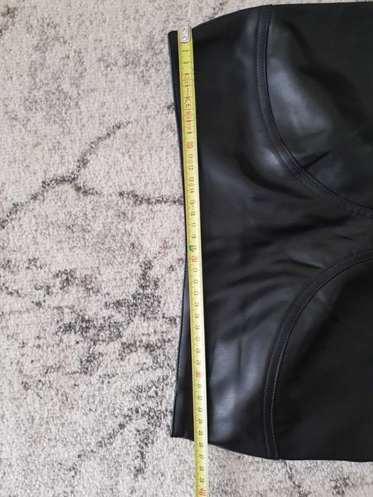 Pantaloni modelatori din piele