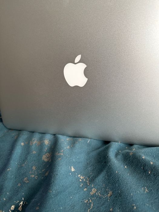 MacBook Air 13” (2011) – Intel i5, 4GB RAM, SSD 128GB – macOS curat