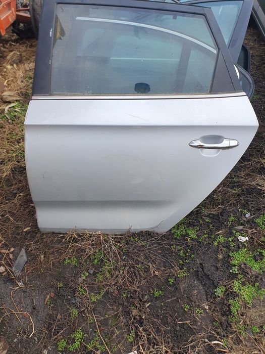 Usa kia carens 2015 , perdelute usi spate