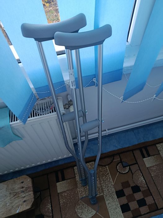 Se vinde carja metálica cu sprijin subaxilar reglabiler