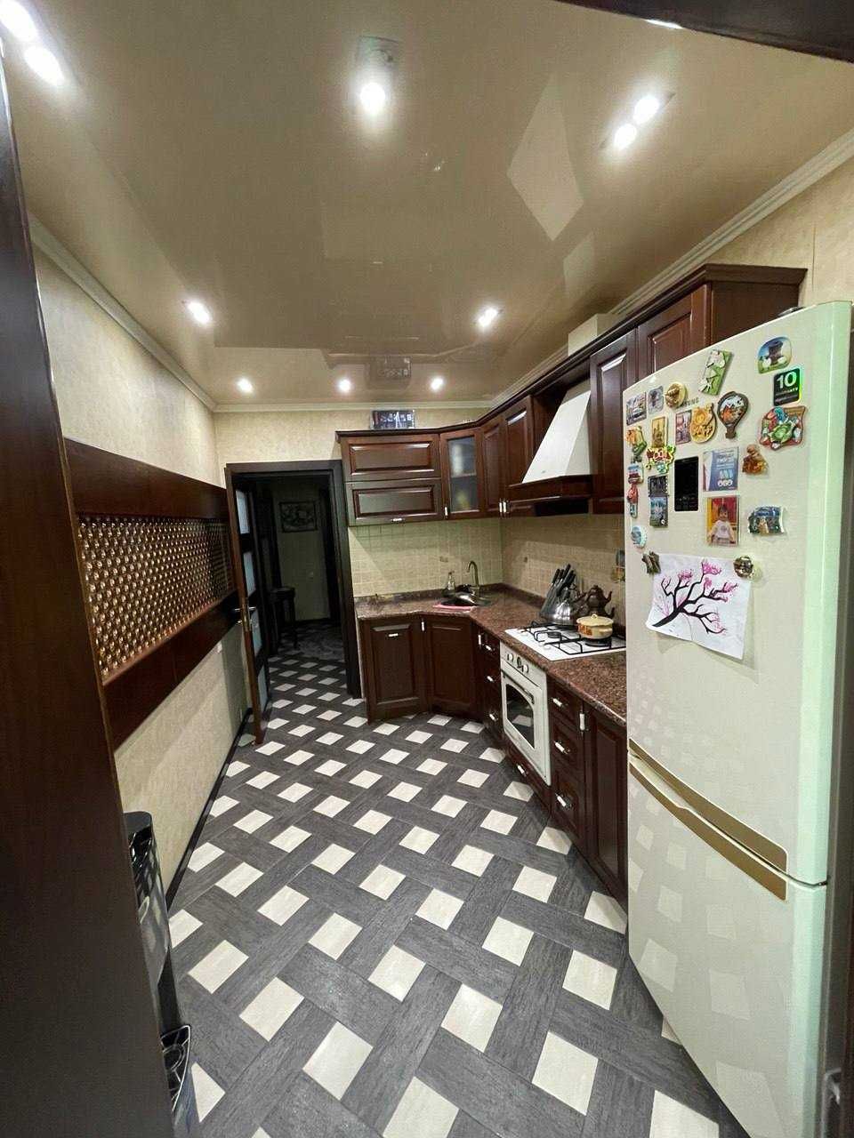 Ц-2 Алайский 4(3)-комн 4/4 100 м² кирпич евроремонт мебель/техника