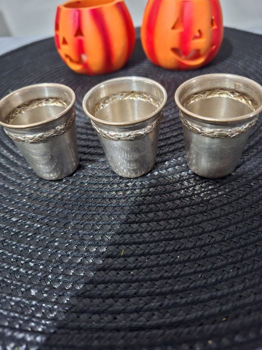Set 3 pahare argintate filigran Franta inaltime 4 cm si raza de 3.5 cm