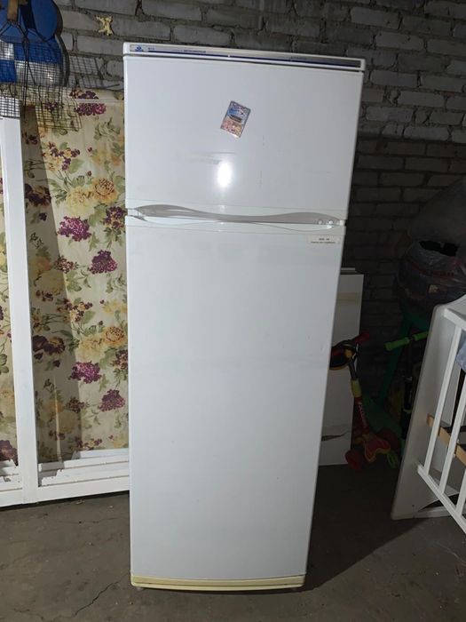 холодильник двухкамерный.