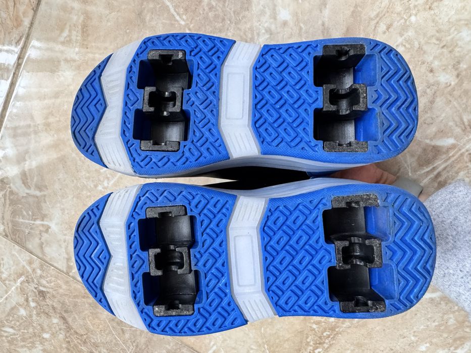 Маратонки с колелца, размер 29