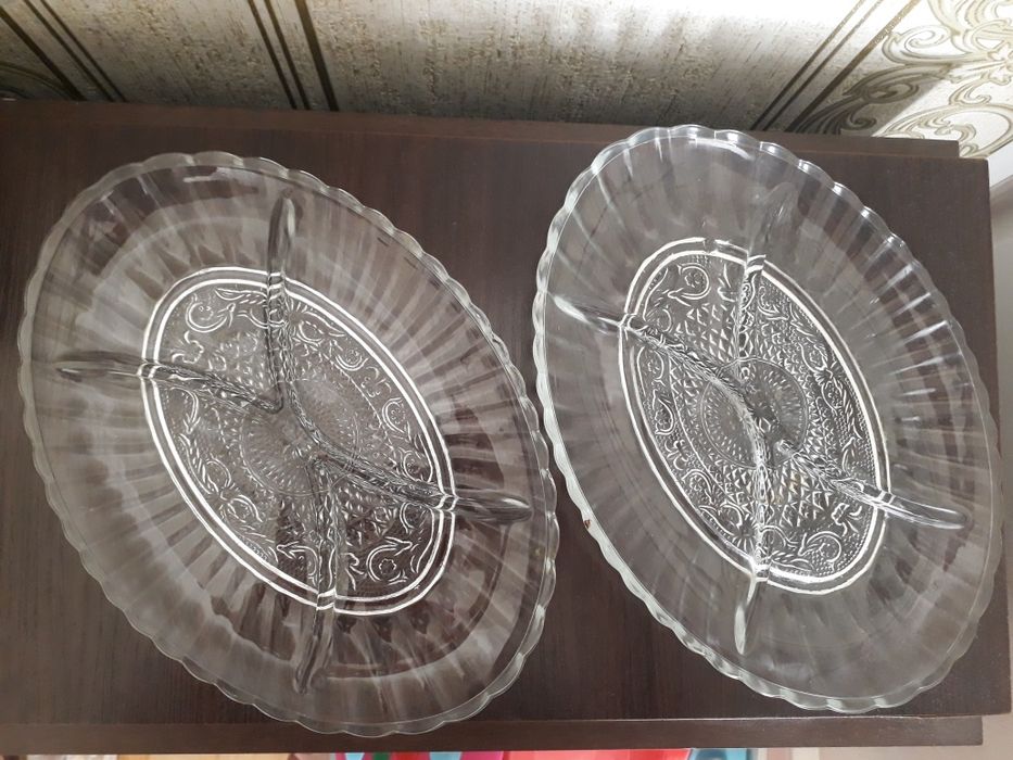 Продам  менажницы, стеклянные вазочки, посуду.