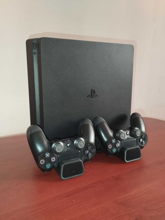 Продам приставку ПС4 (PS4) Слим (Slim) в отличном состоянии.