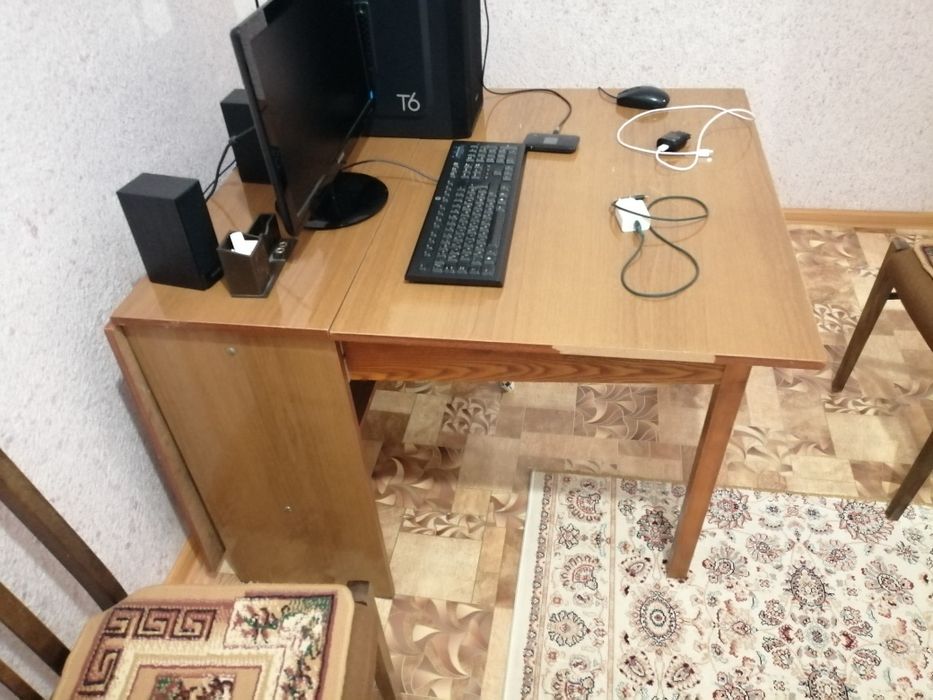 Продам стол раздвижной.