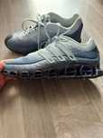 Обувки Adidas.