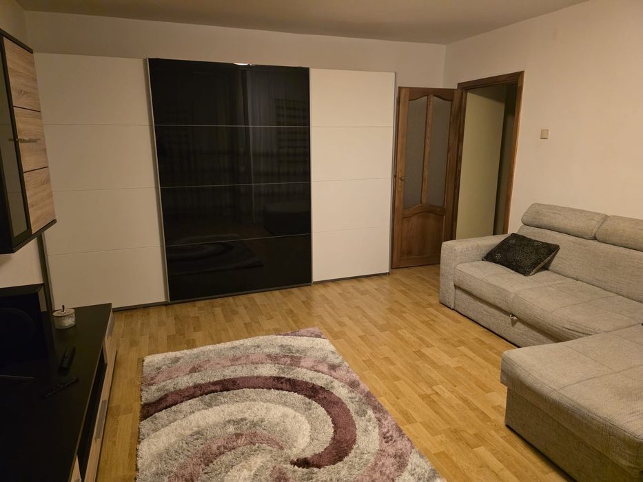 De închiriat,apartament decomandat