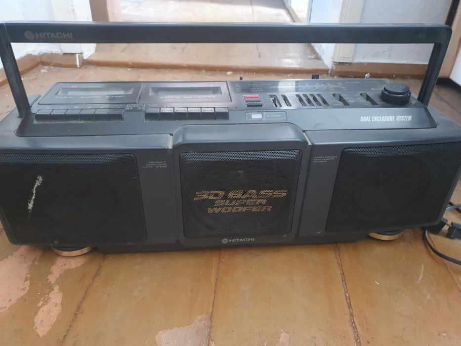 Продам магнитолу HITACHI кассетная.