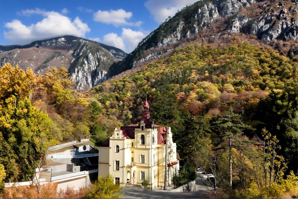 Villa Băncii Naționale. Cazare în Inima Stațiunii Băile Herculane