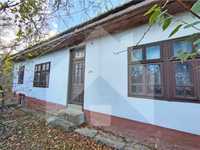 Продава еднофамилна тухлена къща с 1,3 ДКА двор в с. Могила, Каспичан