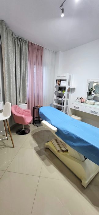 Inchirere post de  manichiura si coafor