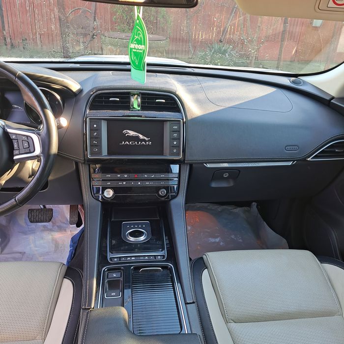 Un superb suv " Jaguar F- pace !!